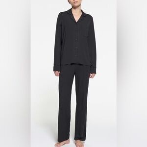 SKIMS SLEEP
LONG SLEEVE BUTTON UP SET